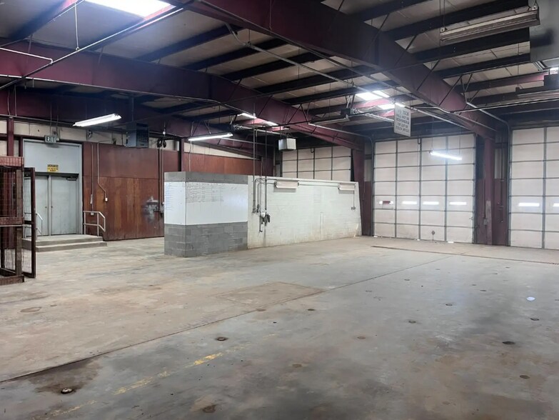 More Photos Of 609 E Utica St, Sellersburg Warehouse For Lease