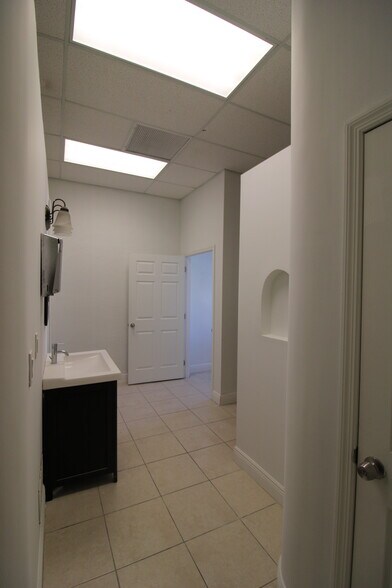 More Photos Of 2029 Tyler St, Hollywood General Retail For Lease