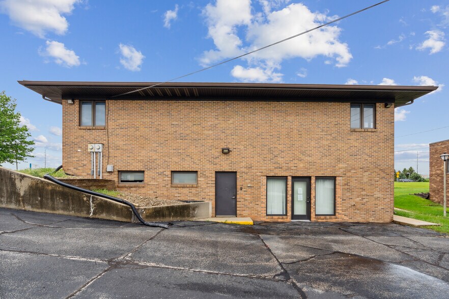 More Photos Of 305 E San Marnan Dr, Waterloo Medical For Sale