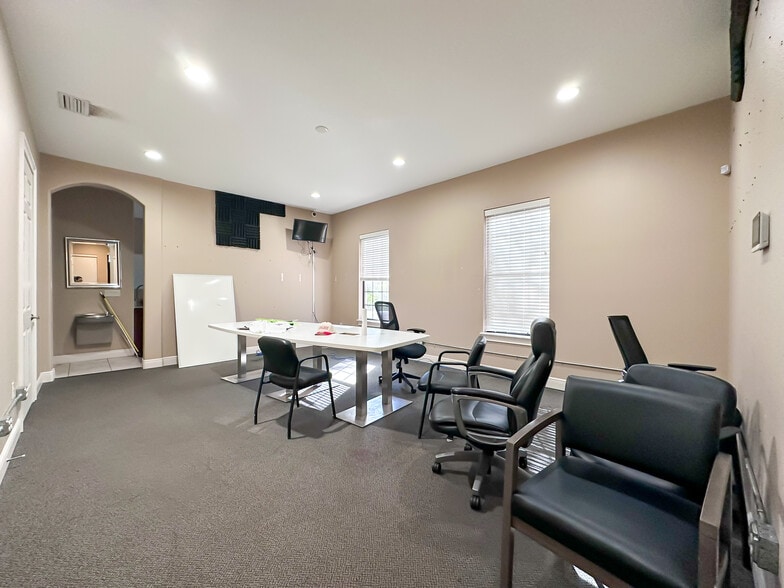 More Photos Of 180 Fitzgerald Rd, Lakeland Office For Sale