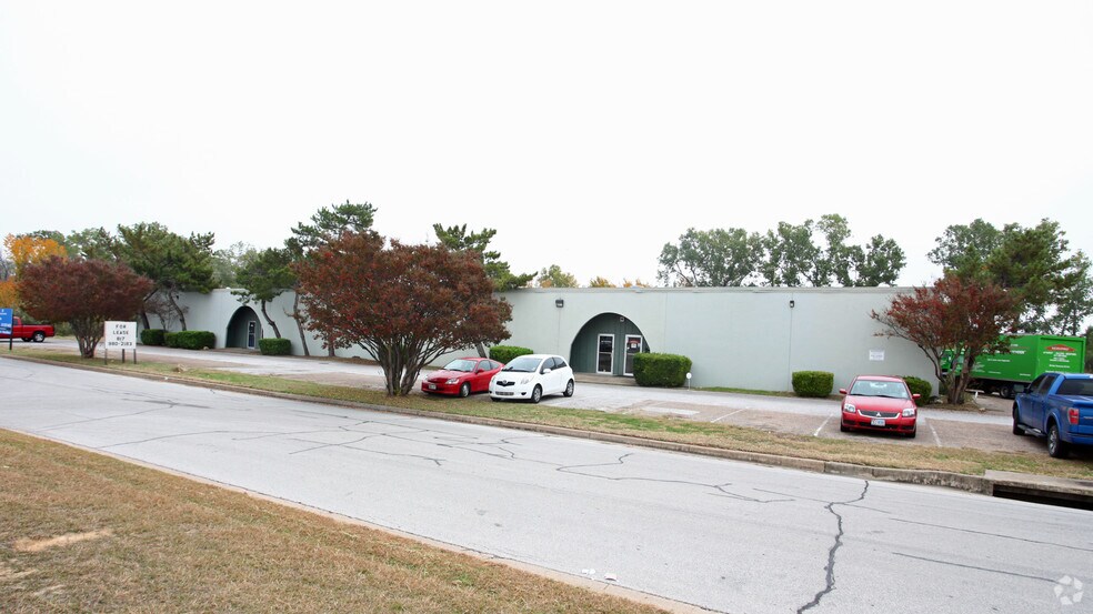 More Photos Of 1507 Central Park Dr, Hurst Warehouse For Lease