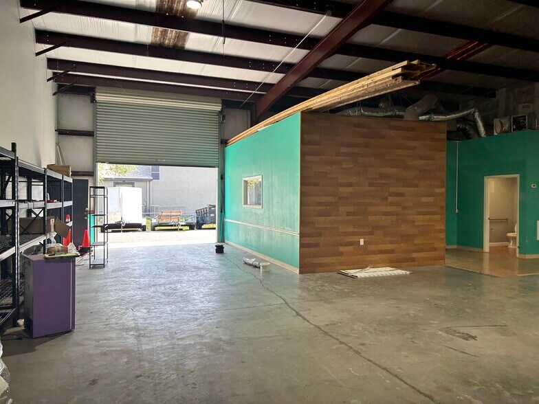 More Photos Of 2552-2558 Merchant Ave, Odessa Warehouse For Lease