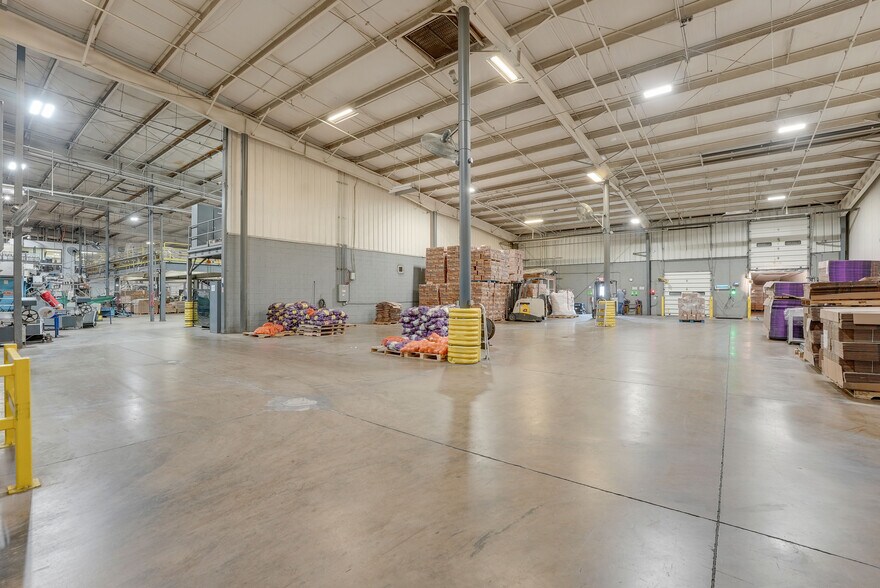 More Photos Of 400 Great Lakes Pky, Bellevue Warehouse For Sale