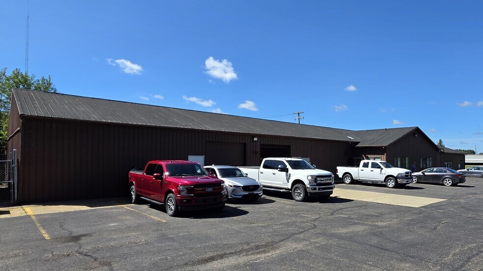 More Photos Of 1321-1325 Grand Oaks Dr, Howell Warehouse For Lease