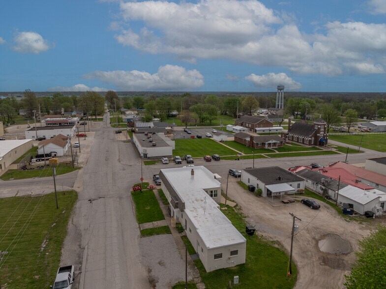 More Photos Of 220 W Lincoln St, Hawk Point General Retail For Sale