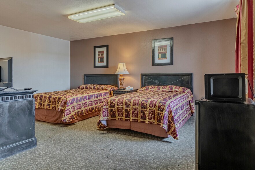 More Photos Of 820 S Washington St, Junction City Hotel For Sale