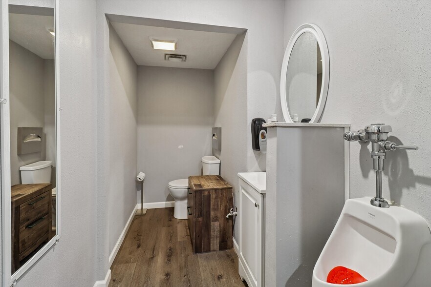 More Photos Of 1525 E Army Post Rd, Des Moines Auto Repair For Sale