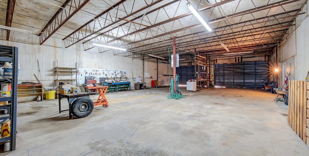 More Photos Of 1605 E Avenue A, Hooks Warehouse For Sale