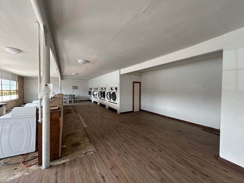 More Photos Of 6421 State Highway 31 E, Murchison Storefront For Sale