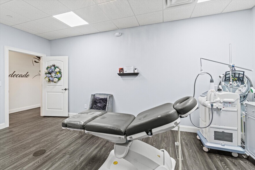 More Photos Of 1794 Bridge St, Dracut Storefront For Sale