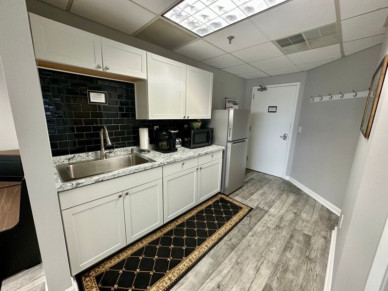 More Photos Of 1650 Elm St, Manchester Medical For Sale