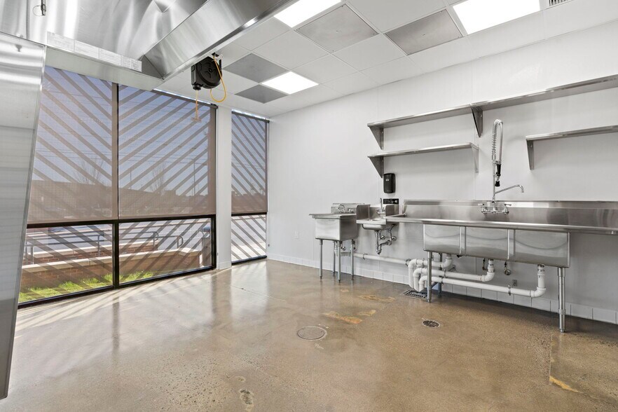 More Photos Of 4711 W Broad St, Richmond Freestanding For Lease