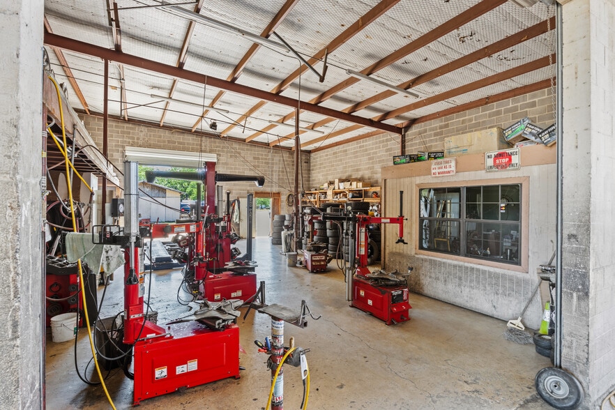More Photos Of 1308 N Austin, Seguin Freestanding For Lease