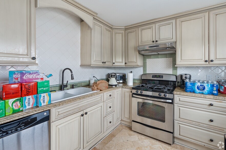 More Photos Of 6000 Woodman Ave, Van Nuys General Retail For Sale