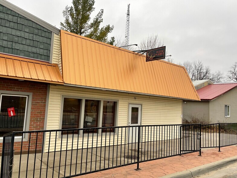 More Photos Of 210 Lake St, Crystal Freestanding For Sale