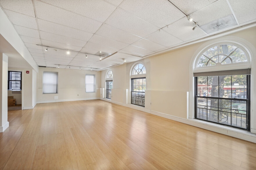 More Photos Of 3520 Connecticut Ave NW, Washington Office For Lease