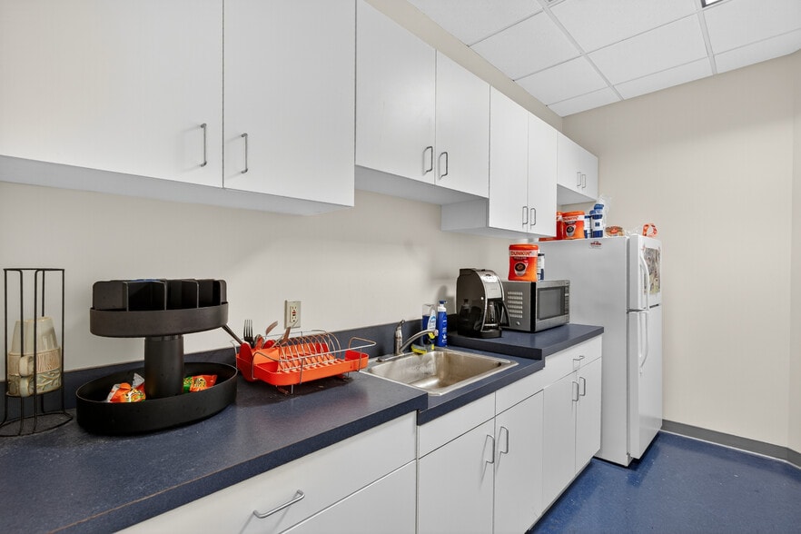 More Photos Of 46165 Westlake Dr, Sterling Medical For Sale