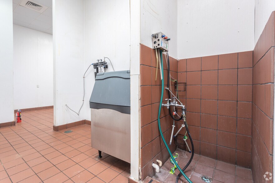 More Photos Of 1430 High St, Williamsburg General Retail For Lease