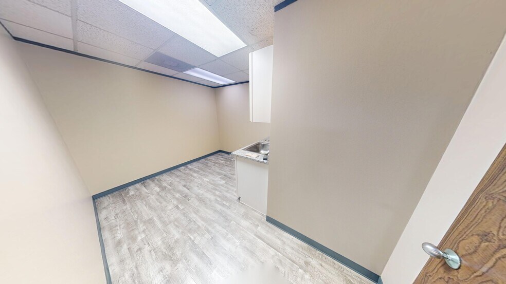 More Photos Of 9776 Whithorn Dr, Houston Showroom For Lease