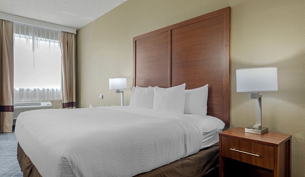 More Photos Of 810 Interstate 35 N, Waco Hotel For Sale