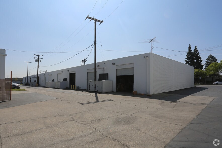 More Photos Of 301 W Dyer Rd, Santa Ana Manufacturing For Sale