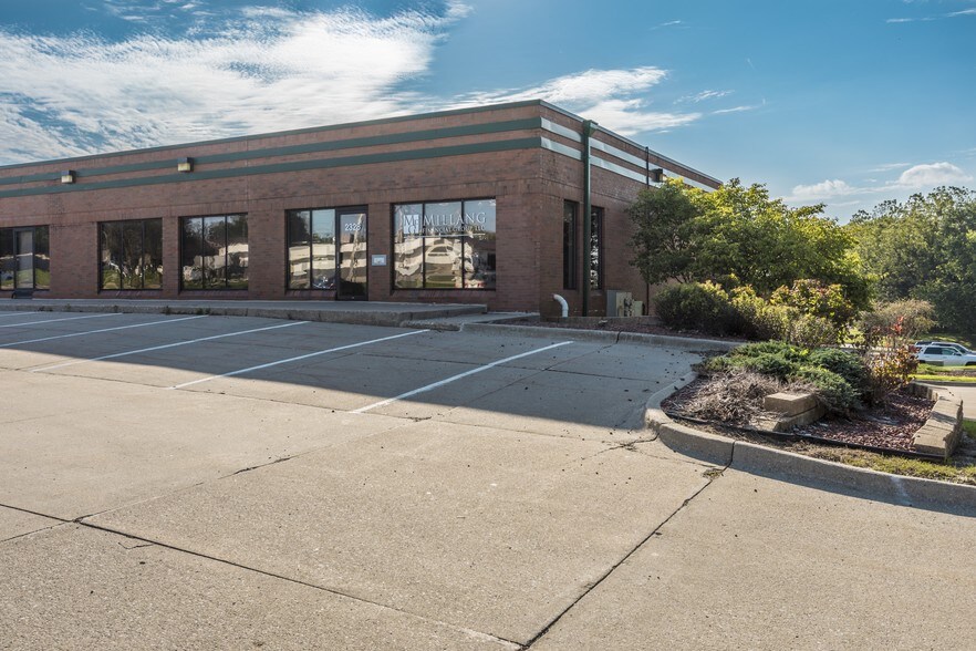 More Photos Of 2330 Rocklyn Dr, Urbandale Office For Lease