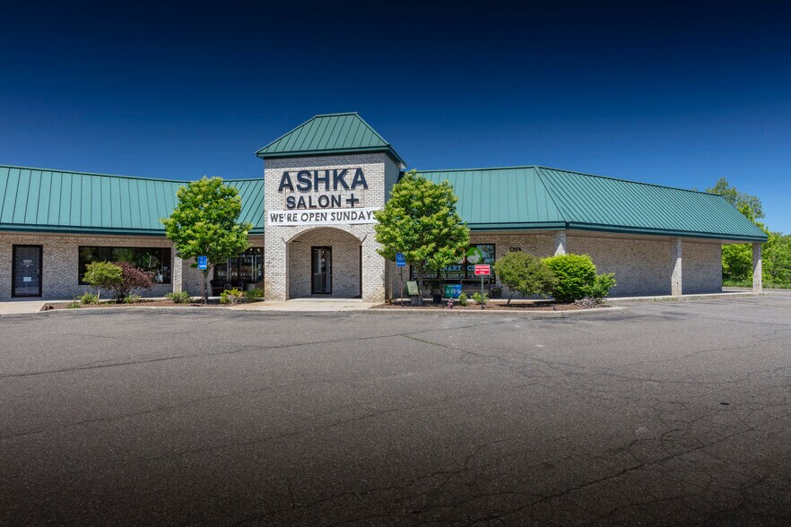 More Photos Of 21200 Pontiac Trl, South Lyon General Retail For Lease