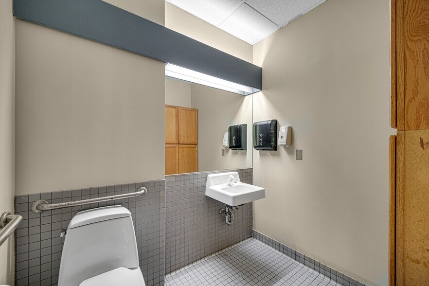 More Photos Of 9711 Valparaiso Dr, Munster Medical For Lease