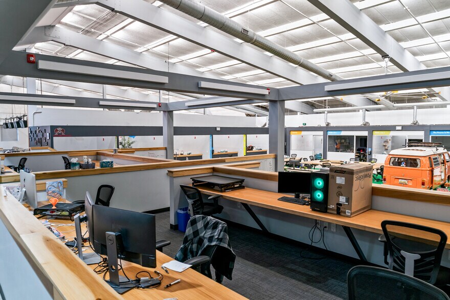 More Photos Of 400 W Maple Rd, Troy Office For Lease