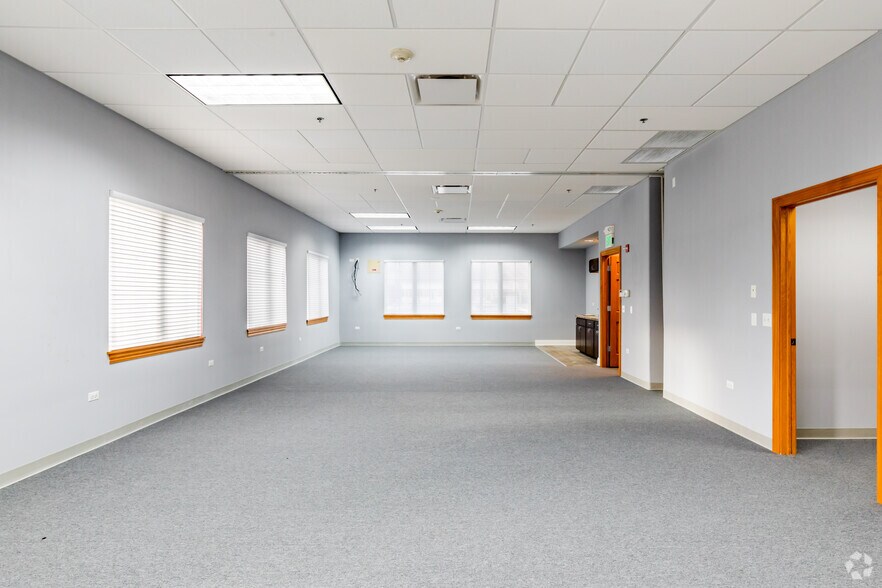 More Photos Of 1446 Merchant Dr, Algonquin Medical For Sale