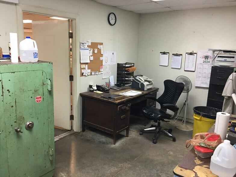 More Photos Of 427 S Glenwood Blvd, Tyler Warehouse For Sale