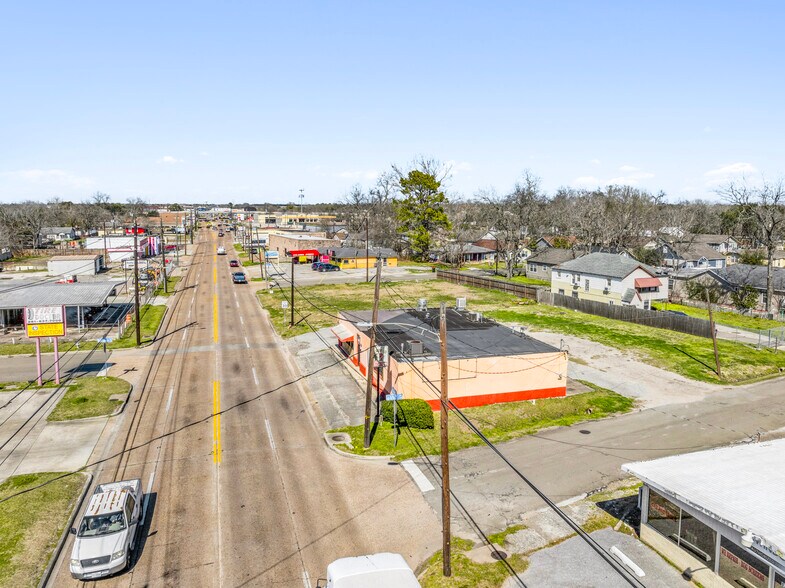 More Photos Of 1812 N Main St, Baytown Storefront For Lease