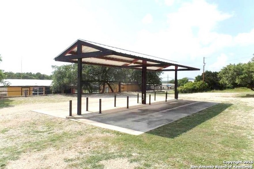 More Photos Of 10877 Park Road 37, Lakehills Storefront Retail Office For Lease