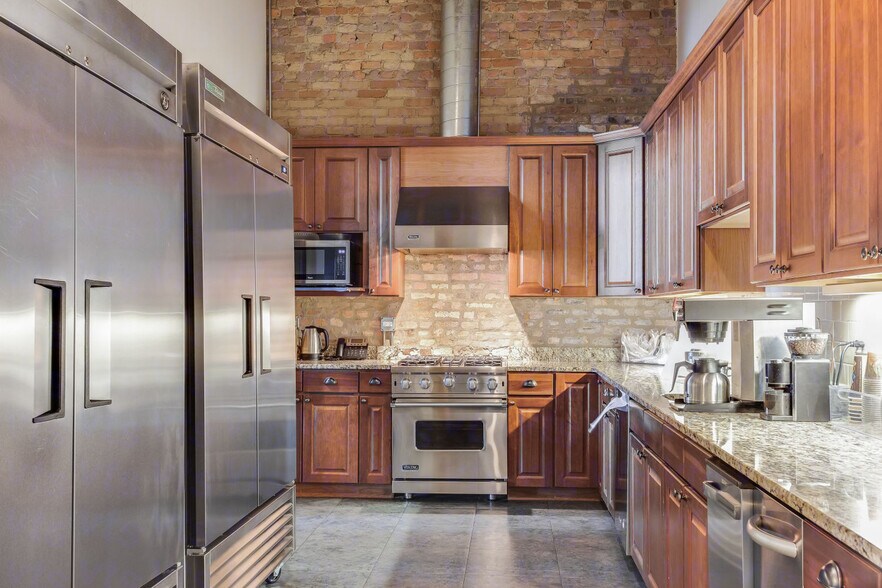 More Photos Of 1027-1031 W Madison St, Chicago Loft Creative Space For Lease