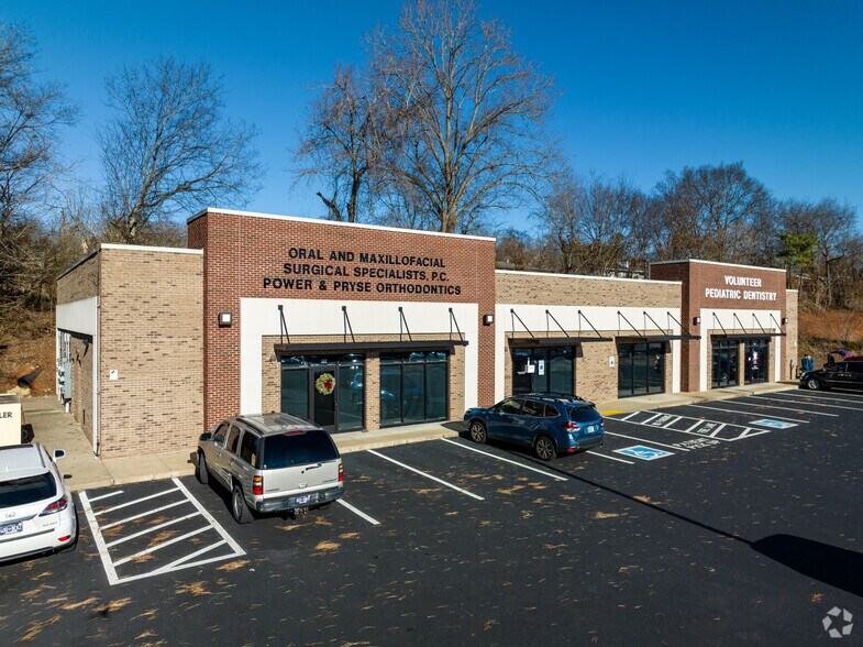More Photos Of 209 E Emory Rd, Powell Medical For Lease