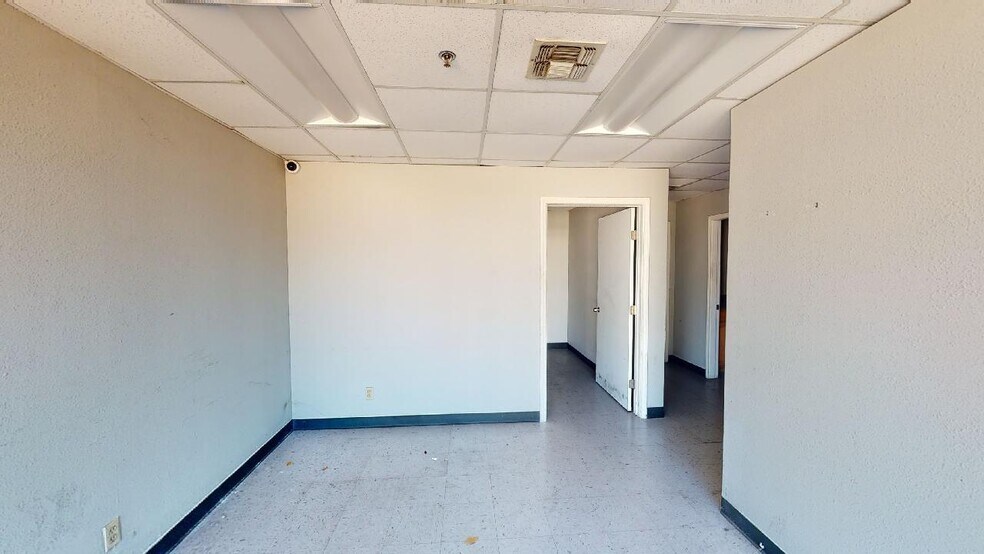 More Photos Of 5405 Bandera Rd, San Antonio Light Distribution For Lease