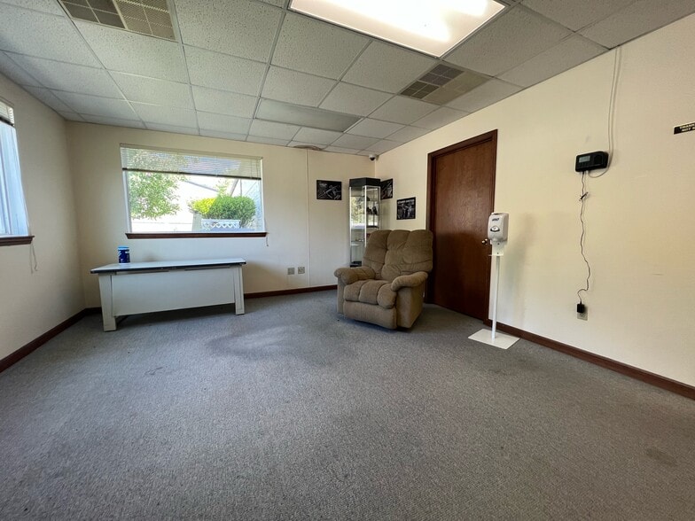 More Photos Of 104 Centre Ct, Radford Warehouse For Sale