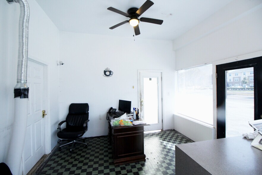 More Photos Of 5106 N Main St, Jacksonville Service Station For Sale