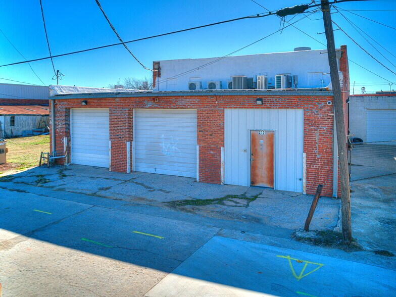 More Photos Of 212 W Main St, Shawnee Storefront Retail Office For Lease
