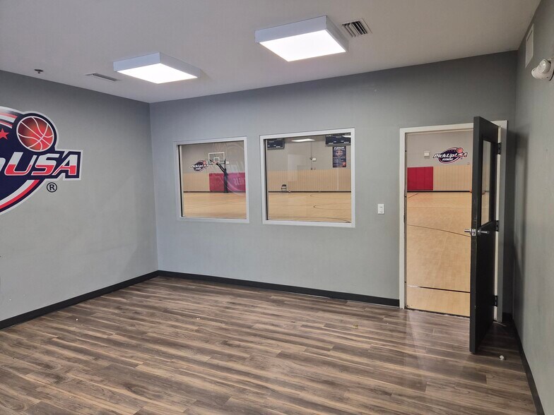 More Photos Of 8200 Cypress Plaza Dr, Jacksonville Health Club For Lease