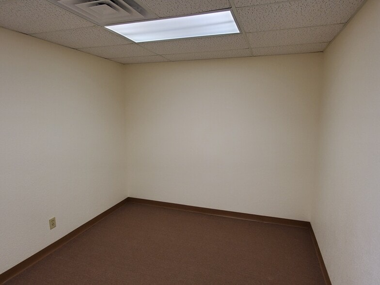 More Photos Of 5426-5440 Schertz Rd, San Antonio Flex For Lease