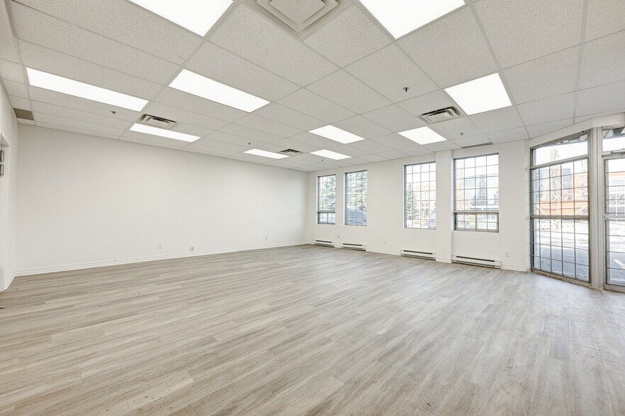 More Photos Of 2156-2168 Rue de la Province, Longueuil Light Distribution For Lease