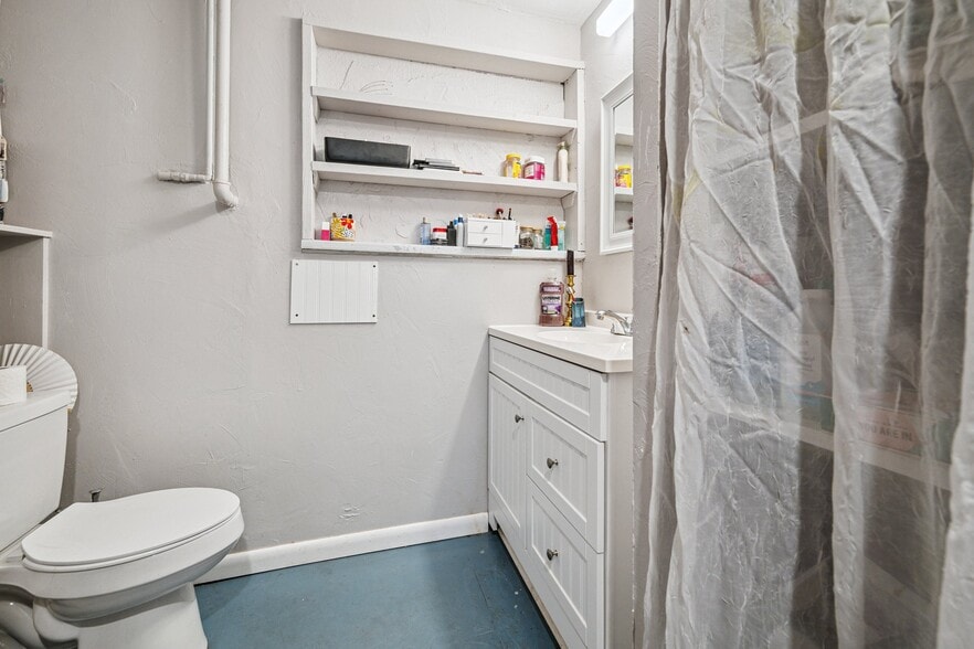 More Photos Of 315-317 Castle St, Wilmington General Retail For Sale