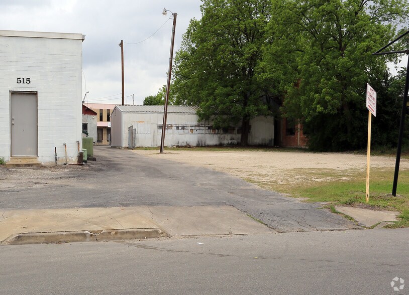 More Photos Of 1116 E Houston St, San Antonio Unknown For Lease