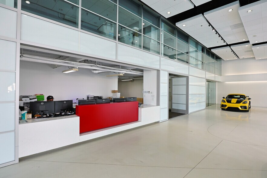 More Photos Of 1800 S Figueroa St, Los Angeles Office For Lease
