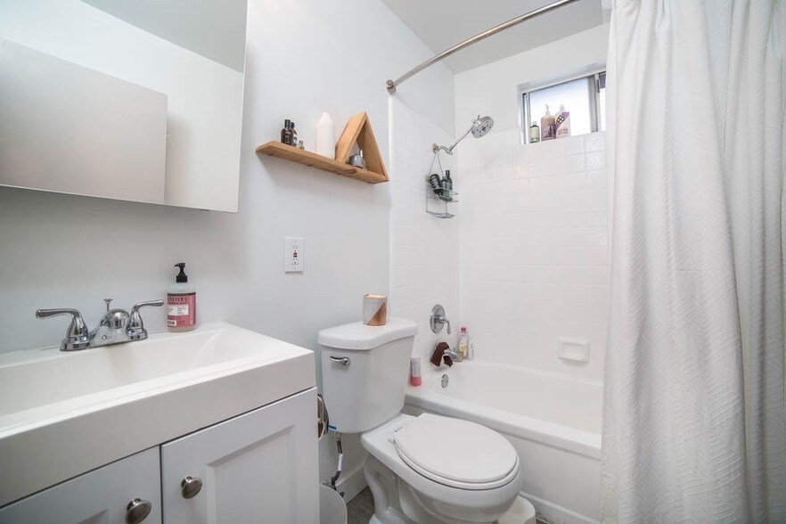 More Photos Of 140 S Westmoreland Ave, Los Angeles Apartments For Sale