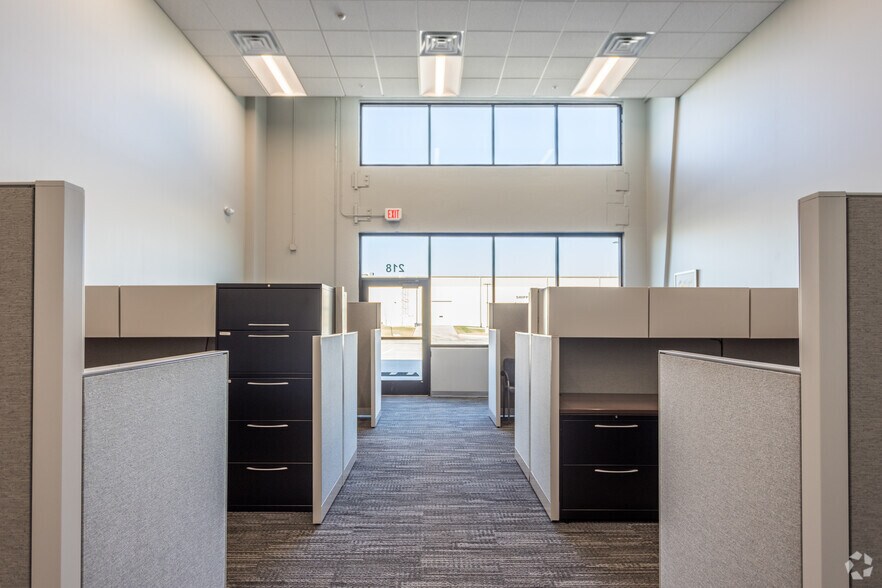 More Photos Of 4701 NW Urbandale Dr, Urbandale Light Distribution For Lease