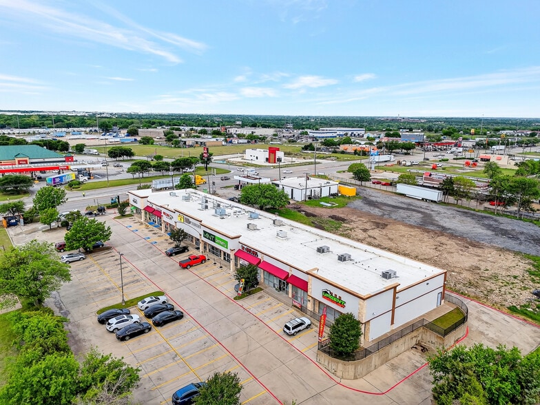 More Photos Of 8702 S Lancaster Rd, Dallas Freestanding For Sale