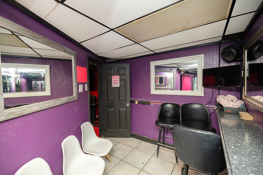 More Photos Of 212 W Harry St, Wichita Bar For Sale