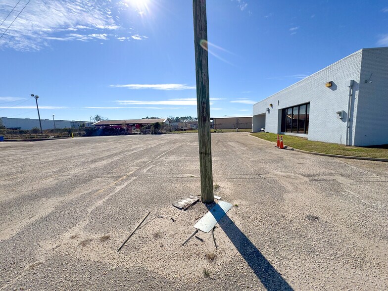 More Photos Of 1808 S Craft Hwy, Chickasaw Office For Lease